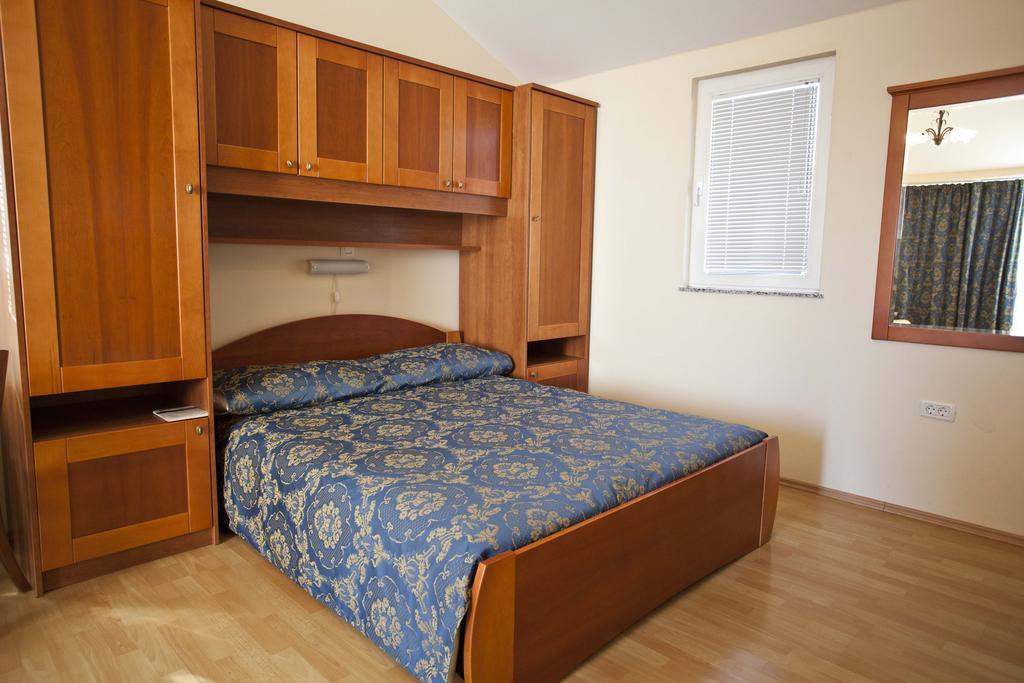 Studio Apartmani Bijeli Delfin Биоград-на-Мору Экстерьер фото